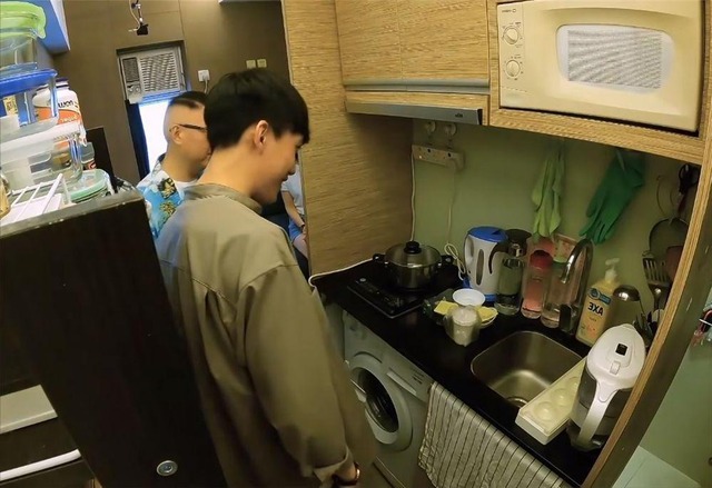 Bật khóc ở Hồng Kông: Vợ chồng sống chen chúc trong 