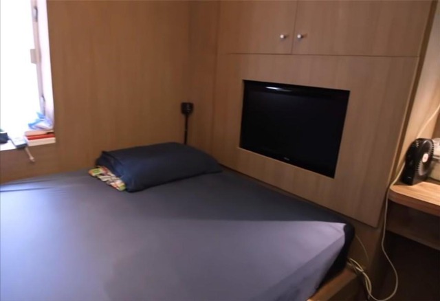 Bật khóc ở Hồng Kông: Vợ chồng sống chen chúc trong 