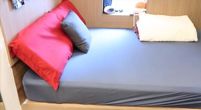 Bật khóc ở Hồng Kông: Vợ chồng sống chen chúc trong 