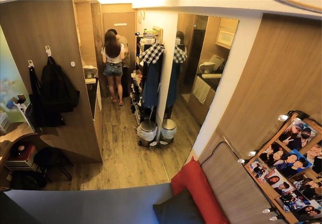 Bật khóc ở Hồng Kông: Vợ chồng sống chen chúc trong 