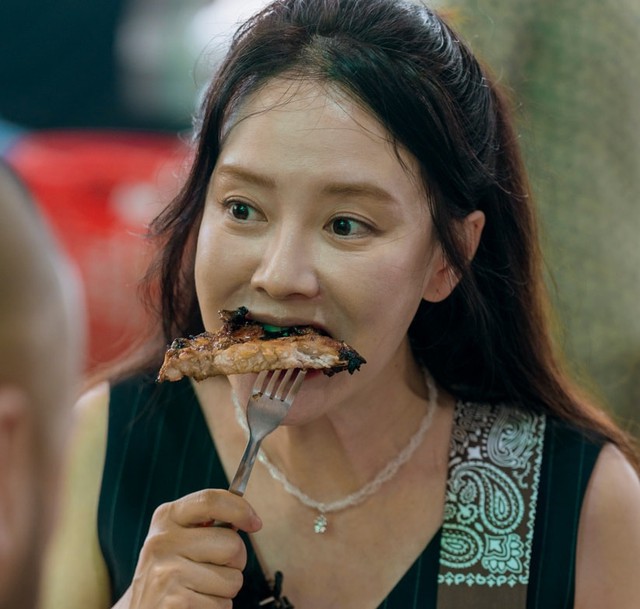 Song Ji Hyo ăn thử món kinh dị "khó nuốt" của người Việt, phản ứng sau đó mới bất ngờ- Ảnh 5. Song Ji Hyo ăn thử món kinh dị "khó nuốt" của người Việt, phản ứng sau đó mới bất ngờ- Ảnh 5.