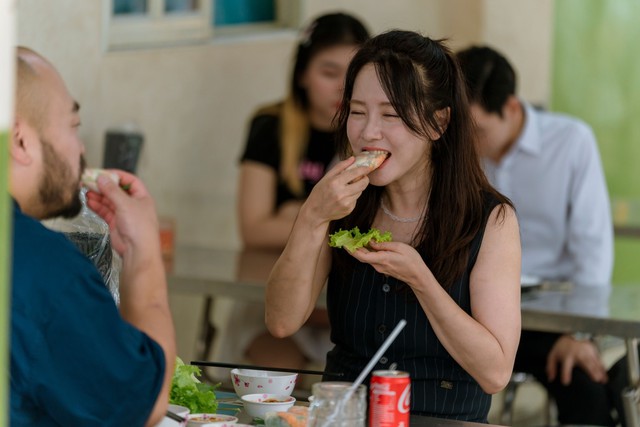 Song Ji Hyo ăn thử món kinh dị "khó nuốt" của người Việt, phản ứng sau đó mới bất ngờ- Ảnh 6. Song Ji Hyo ăn thử món kinh dị "khó nuốt" của người Việt, phản ứng sau đó mới bất ngờ- Ảnh 6.