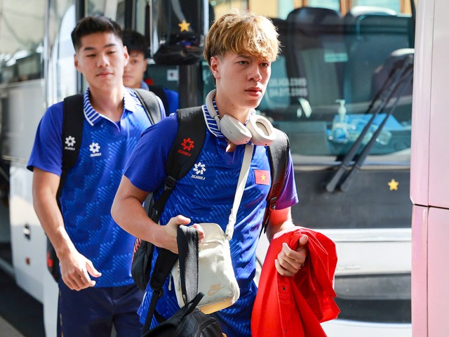 Dàn trai đẹp U22 Việt Nam khoe visual sáng bừng ngày sang Thái Lan dự SEA Games, quyết tâm giành HCV- Ảnh 6.