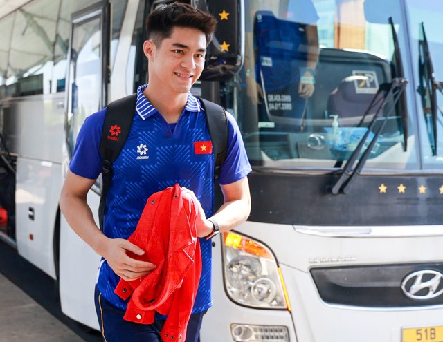 Dàn trai đẹp U22 Việt Nam khoe visual sáng bừng ngày sang Thái Lan dự SEA Games, quyết tâm giành HCV- Ảnh 4.