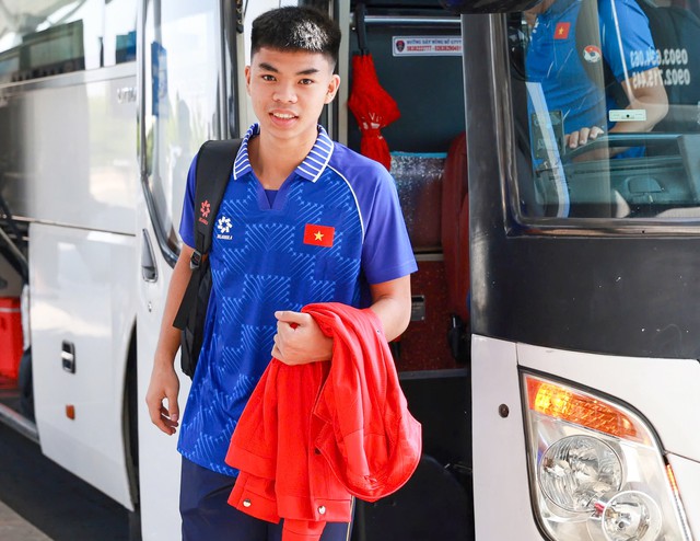 Dàn trai đẹp U22 Việt Nam khoe visual sáng bừng ngày sang Thái Lan dự SEA Games, quyết tâm giành HCV- Ảnh 8.