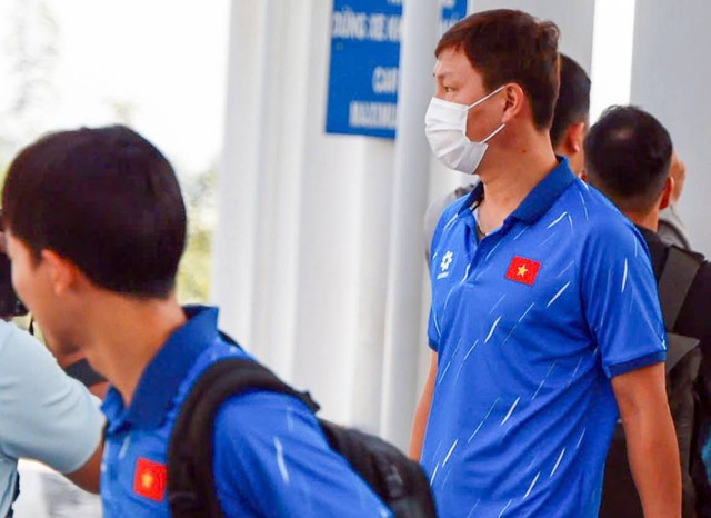 Dàn trai đẹp U22 Việt Nam khoe visual sáng bừng ngày sang Thái Lan dự SEA Games, quyết tâm giành HCV- Ảnh 1.