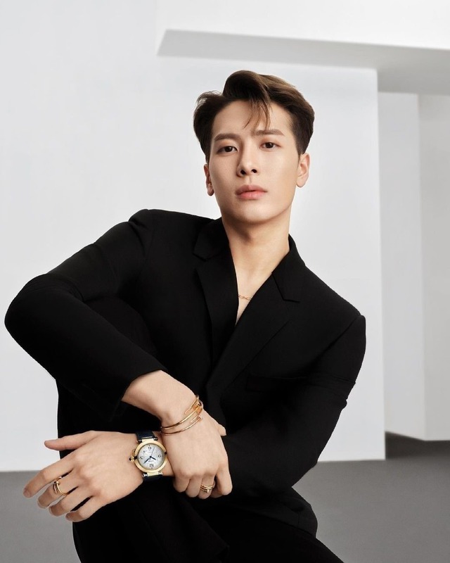 Nam ca sĩ mặt "xịt keo" khi bị người đàn ông lực lưỡng hôn trên sân khấu- Ảnh 7. Nam ca sĩ mặt "xịt keo" khi bị người đàn ông lực lưỡng hôn trên sân khấu- Ảnh 7.