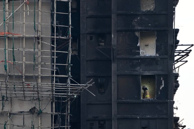 Bên trong những căn hộ đã cháy hết, chỉ còn lại thương đau ở Hong Kong (Trung Quốc)- Ảnh 2.