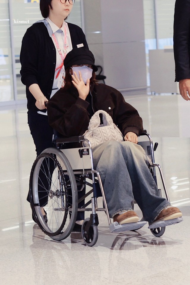 2 ngôi sao ngồi xe lăn trở về từ MAMA 2025, chuyện nghiêm trọng gì đã xảy ra?- Ảnh 3.