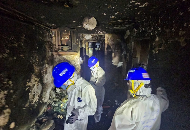 Bên trong những căn hộ đã cháy hết, chỉ còn lại thương đau ở Hong Kong (Trung Quốc)- Ảnh 7.