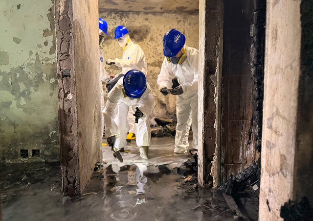 Bên trong những căn hộ đã cháy hết, chỉ còn lại thương đau ở Hong Kong (Trung Quốc)- Ảnh 4.