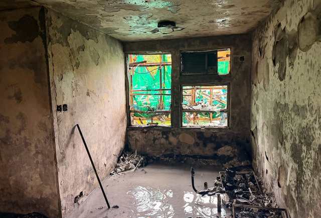 Bên trong những căn hộ đã cháy hết, chỉ còn lại thương đau ở Hong Kong (Trung Quốc)- Ảnh 5.