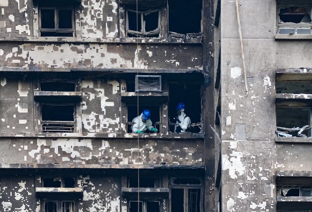 Bên trong những căn hộ đã cháy hết, chỉ còn lại thương đau ở Hong Kong (Trung Quốc)- Ảnh 1.