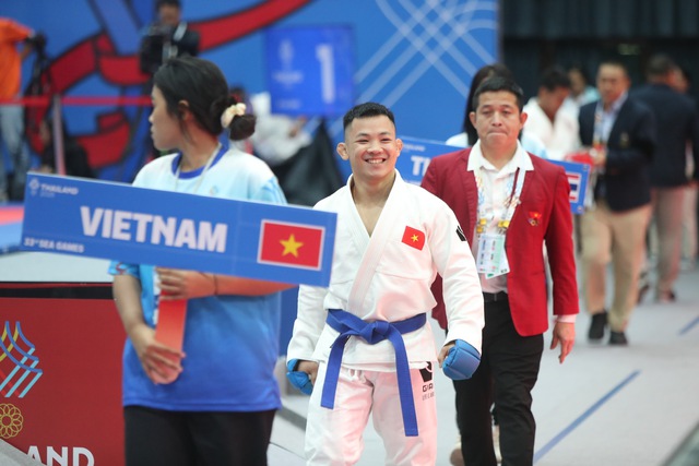 Võ sĩ Việt Nam giành HCĐ SEA Games chỉ trong 30 giây, được vợ hotgirl cổ vũ nhiệt tình trên khán đài- Ảnh 1. Võ sĩ Việt Nam giành HCĐ SEA Games chỉ trong 30 giây, được vợ hotgirl cổ vũ nhiệt tình trên khán đài- Ảnh 1.