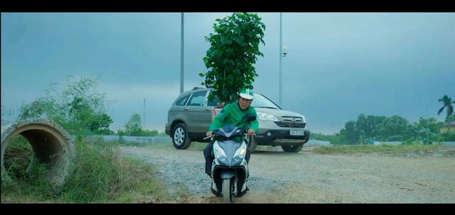 Gia cảnh sa sút, 2 vợ chồng giấu nhau đi làm shipper nhưng bị cả MXH lên án- Ảnh 2. Gia cảnh sa sút, 2 vợ chồng giấu nhau đi làm shipper nhưng bị cả MXH lên án- Ảnh 2.