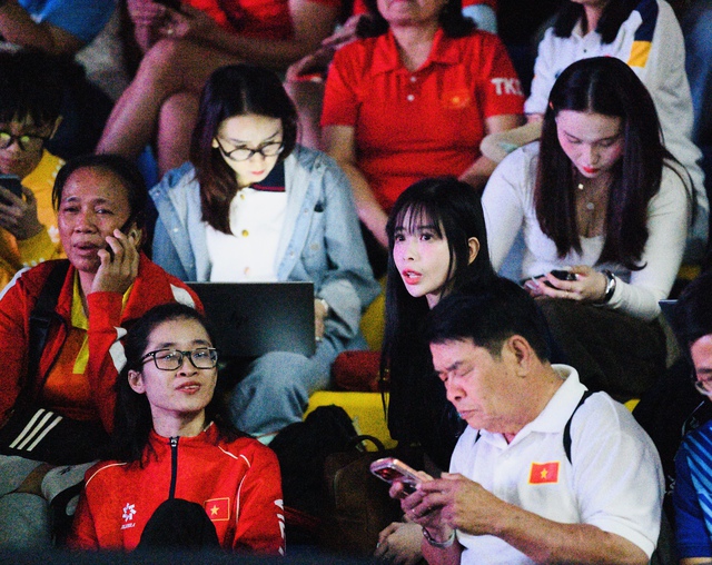 "Chị đẹp" Châu Tuyết Vân chiếm spotlight trên khán đài SEA Games 33, visual xinh, phong cách trendy còn ghi điểm bởi hành động đẹp- Ảnh 9. "Chị đẹp" Châu Tuyết Vân chiếm spotlight trên khán đài SEA Games 33, visual xinh, phong cách trendy còn ghi điểm bởi hành động đẹp- Ảnh 9.