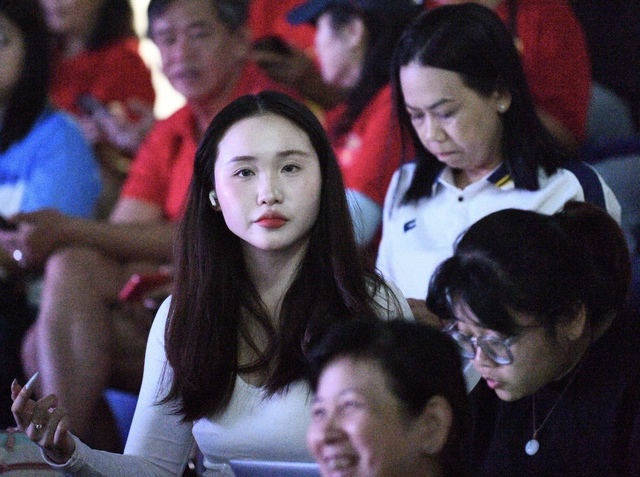 "Chị đẹp" Châu Tuyết Vân chiếm spotlight trên khán đài SEA Games 33, visual xinh, phong cách trendy còn ghi điểm bởi hành động đẹp- Ảnh 12. "Chị đẹp" Châu Tuyết Vân chiếm spotlight trên khán đài SEA Games 33, visual xinh, phong cách trendy còn ghi điểm bởi hành động đẹp- Ảnh 12.