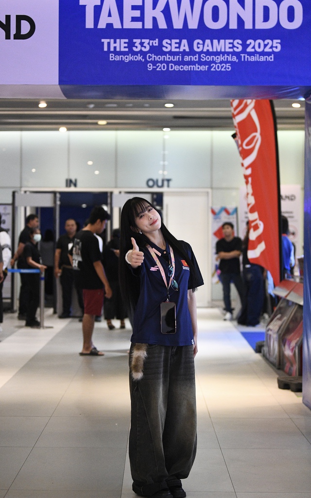 "Chị đẹp" Châu Tuyết Vân chiếm spotlight trên khán đài SEA Games 33, visual xinh, phong cách trendy còn ghi điểm bởi hành động đẹp- Ảnh 2. "Chị đẹp" Châu Tuyết Vân chiếm spotlight trên khán đài SEA Games 33, visual xinh, phong cách trendy còn ghi điểm bởi hành động đẹp- Ảnh 2.