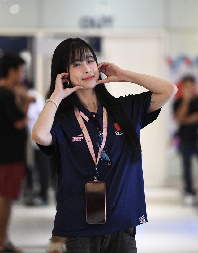 "Chị đẹp" Châu Tuyết Vân chiếm spotlight trên khán đài SEA Games 33, visual xinh, phong cách trendy còn ghi điểm bởi hành động đẹp- Ảnh 1. "Chị đẹp" Châu Tuyết Vân chiếm spotlight trên khán đài SEA Games 33, visual xinh, phong cách trendy còn ghi điểm bởi hành động đẹp- Ảnh 1.