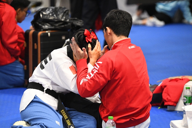 Ảnh: Taekwondo gặt HCV cho đoàn Việt Nam sau cả ngày dài, kết thúc bằng nước mắt hạnh phúc vô bờ- Ảnh 24. Ảnh: Taekwondo gặt HCV cho đoàn Việt Nam sau cả ngày dài, kết thúc bằng nước mắt hạnh phúc vô bờ- Ảnh 24.