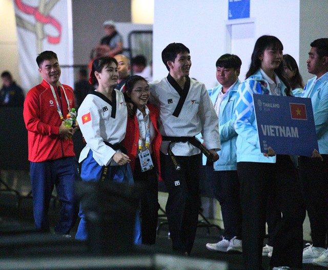 Trai tài gái giỏi Taekwondo Việt Nam ôm nhau bật khóc, vỡ oà cảm xúc khi thắng Thái Lan ở bán kết SEA Games 33- Ảnh 10.