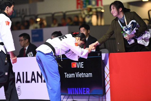 Trai tài gái giỏi Taekwondo Việt Nam ôm nhau bật khóc, vỡ oà cảm xúc khi thắng Thái Lan ở bán kết SEA Games 33- Ảnh 9.