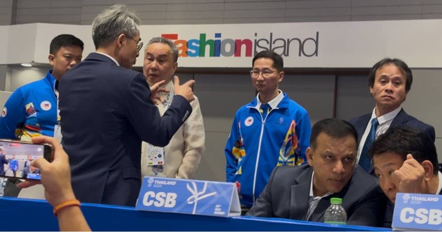 Tuyển thủ Việt Nam ôm đầu buồn bã khi thua đầy tranh cãi ở chung kết SEA Games, BHL khiếu nại cực căng- Ảnh 16.