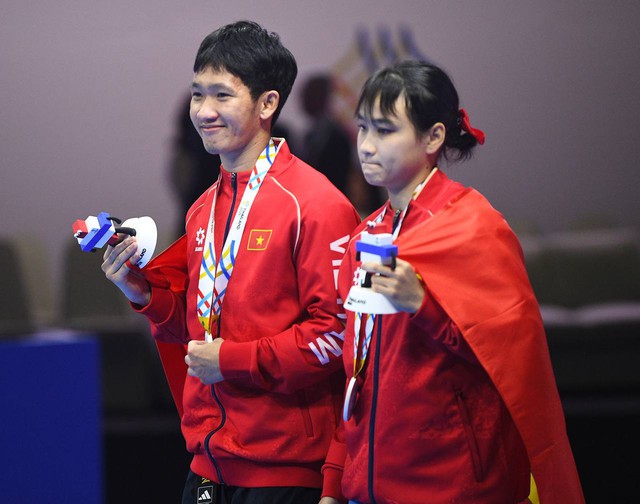 Chạnh lòng khoảnh khắc gái xinh Taekwondo Việt Nam lặng lẽ lau nước mắt, mãi tiếc nuối vì để mất HCV SEA Games 33- Ảnh 6. Chạnh lòng khoảnh khắc gái xinh Taekwondo Việt Nam lặng lẽ lau nước mắt, mãi tiếc nuối vì để mất HCV SEA Games 33- Ảnh 6.