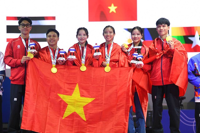 Video: Quá tự hào khoảnh khắc Quốc ca Việt Nam vang lên giữa nhà thi đấu SEA Games 33, Việt Nam vô địch!- Ảnh 1. Video: Quá tự hào khoảnh khắc Quốc ca Việt Nam vang lên giữa nhà thi đấu SEA Games 33, Việt Nam vô địch!- Ảnh 1.