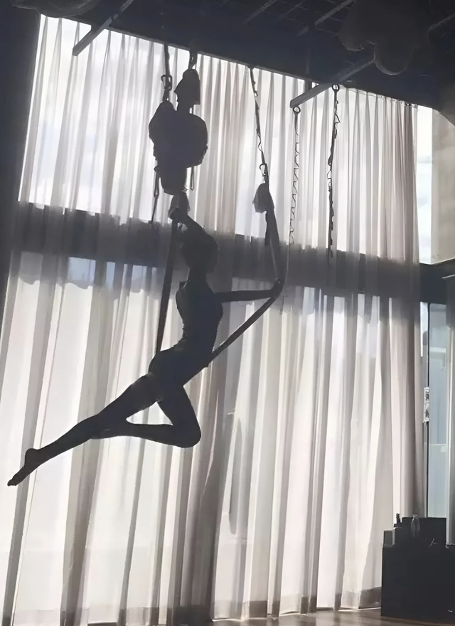 Lạ lùng: Karina giảm cân bằng cách ăn mặc đẹp- Ảnh 3.