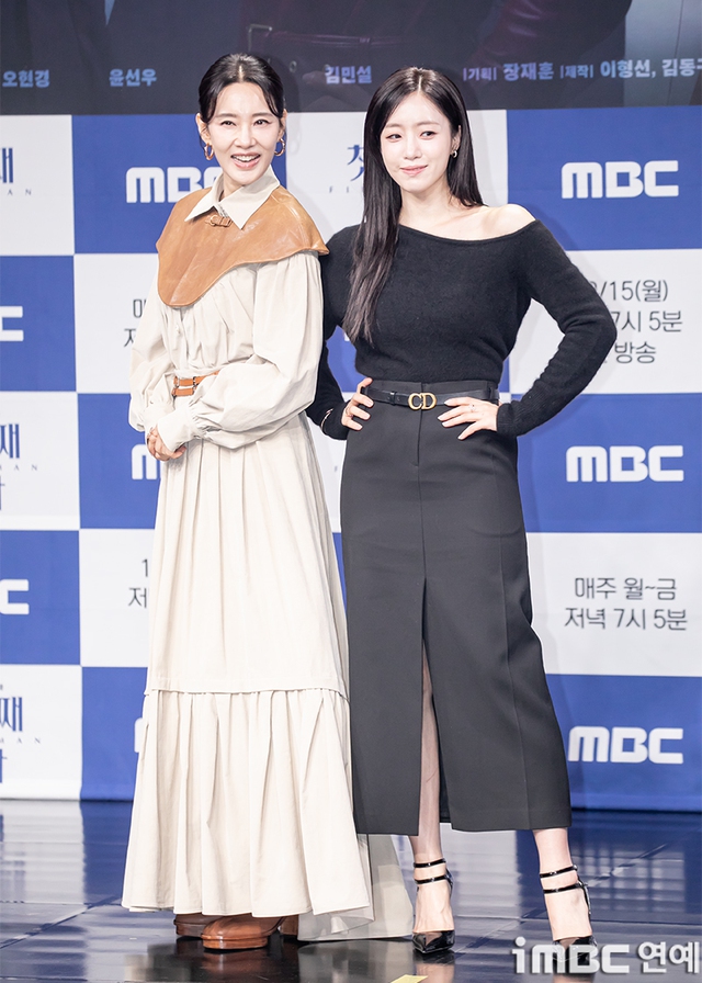 “Rắn độc Hwayoung” và mỹ nhân T-ara cực tình cảm, nhìn nhau đắm đuối ngay trên sân khấu sự kiện- Ảnh 1.