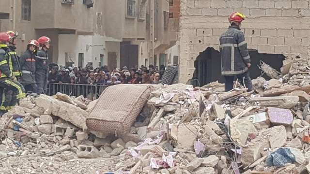 Hai tòa nhà bất ngờ đổ sụp, người dân đào bới đống đổ nát tìm người thân trong tuyệt vọng- Ảnh 3. Hai tòa nhà bất ngờ đổ sụp, người dân đào bới đống đổ nát tìm người thân trong tuyệt vọng- Ảnh 3.