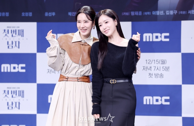 “Rắn độc Hwayoung” và mỹ nhân T-ara cực tình cảm, nhìn nhau đắm đuối ngay trên sân khấu sự kiện- Ảnh 4.