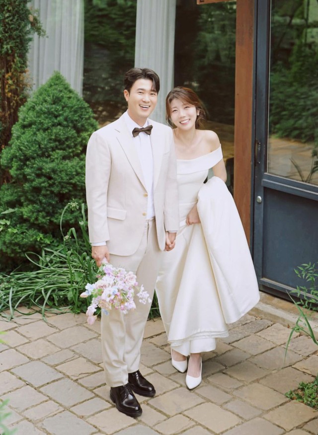 HLV thể lực ĐT Việt Nam tung ảnh cưới xịn xò, cô dâu xinh như idol Hàn, Duy Mạnh, Hoàng Đức thả tim chúc mừng- Ảnh 1. HLV thể lực ĐT Việt Nam tung ảnh cưới xịn xò, cô dâu xinh như idol Hàn, Duy Mạnh, Hoàng Đức thả tim chúc mừng- Ảnh 1.