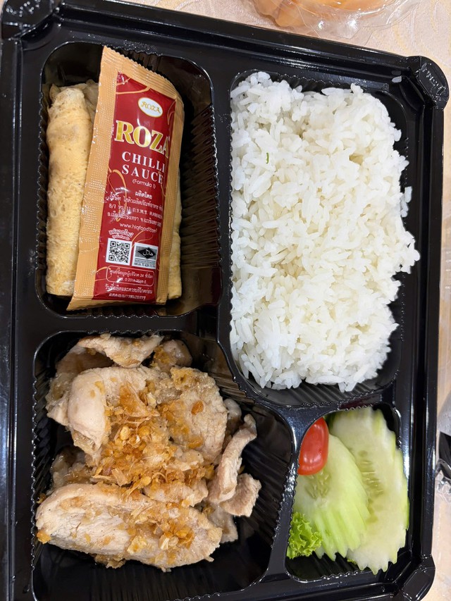 Bữa ăn gây xôn xao cõi mạng do BTC Thái Lan chuẩn bị cho tuyển futsal Việt Nam tại SEA Games 33- Ảnh 2. Bữa ăn gây xôn xao cõi mạng do BTC Thái Lan chuẩn bị cho tuyển futsal Việt Nam tại SEA Games 33- Ảnh 2.