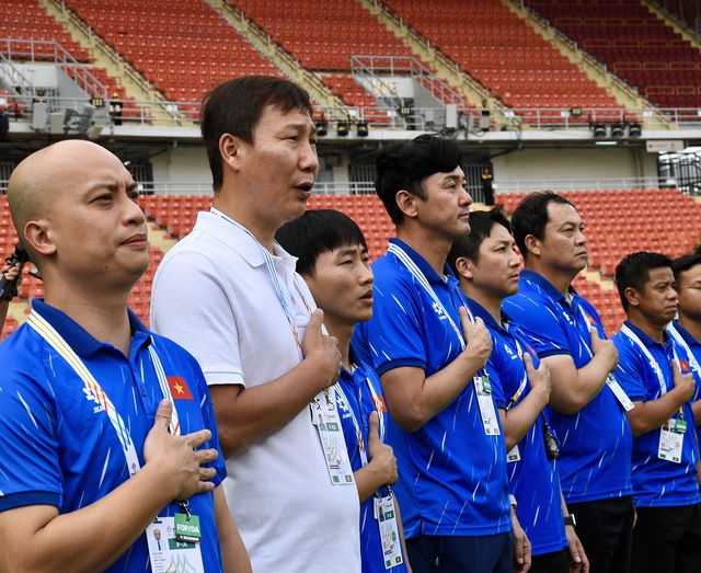 Chỉ đạo U22 Việt Nam cực căng, HLV Kim Sang-sik lộ luôn "bụng nước lèo"- Ảnh 1. Chỉ đạo U22 Việt Nam cực căng, HLV Kim Sang-sik lộ luôn "bụng nước lèo"- Ảnh 1.