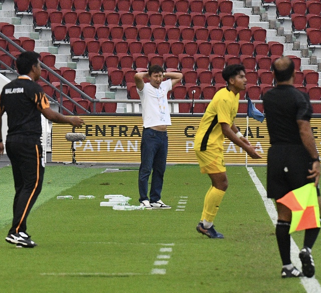 Chỉ đạo U22 Việt Nam cực căng, HLV Kim Sang-sik lộ luôn "bụng nước lèo"- Ảnh 4. Chỉ đạo U22 Việt Nam cực căng, HLV Kim Sang-sik lộ luôn "bụng nước lèo"- Ảnh 4.