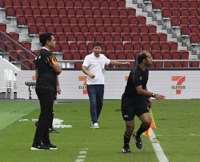 Chỉ đạo U22 Việt Nam cực căng, HLV Kim Sang-sik lộ luôn "bụng nước lèo"- Ảnh 2. Chỉ đạo U22 Việt Nam cực căng, HLV Kim Sang-sik lộ luôn "bụng nước lèo"- Ảnh 2.