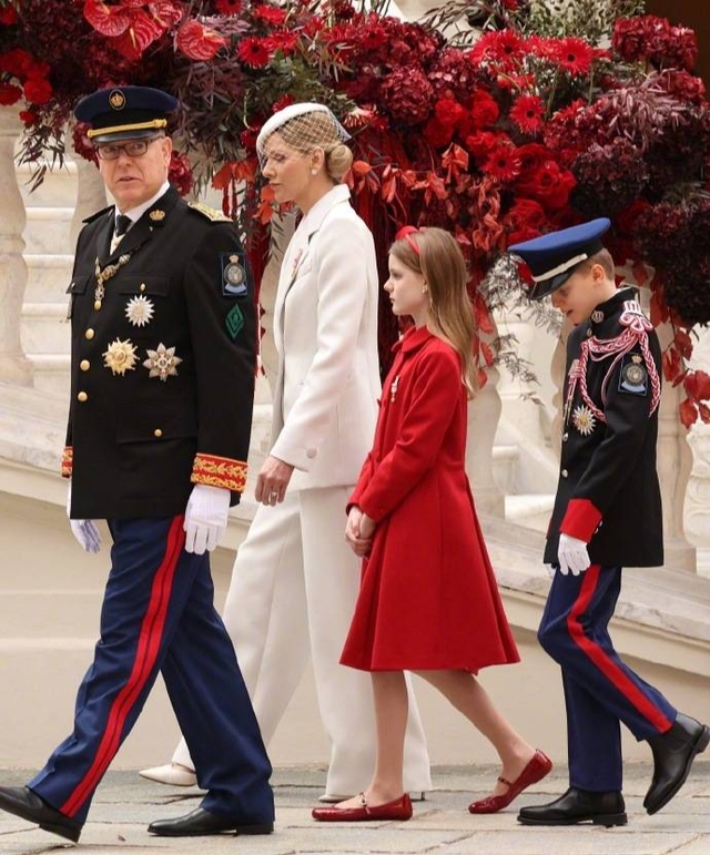 Vương phi Charlene tái xuất: Mặc quần jeans đi sự kiện vẫn sang chảnh ngút ngàn, bí quyết nằm ở đâu?- Ảnh 4. Vương phi Charlene tái xuất: Mặc quần jeans đi sự kiện vẫn sang chảnh ngút ngàn, bí quyết nằm ở đâu?- Ảnh 4.