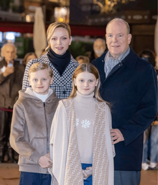 Vương phi Charlene tái xuất: Mặc quần jeans đi sự kiện vẫn sang chảnh ngút ngàn, bí quyết nằm ở đâu?- Ảnh 7. Vương phi Charlene tái xuất: Mặc quần jeans đi sự kiện vẫn sang chảnh ngút ngàn, bí quyết nằm ở đâu?- Ảnh 7.