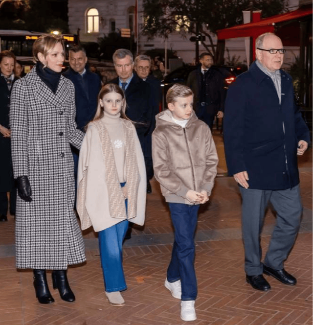 Vương phi Charlene tái xuất: Mặc quần jeans đi sự kiện vẫn sang chảnh ngút ngàn, bí quyết nằm ở đâu?- Ảnh 6. Vương phi Charlene tái xuất: Mặc quần jeans đi sự kiện vẫn sang chảnh ngút ngàn, bí quyết nằm ở đâu?- Ảnh 6.