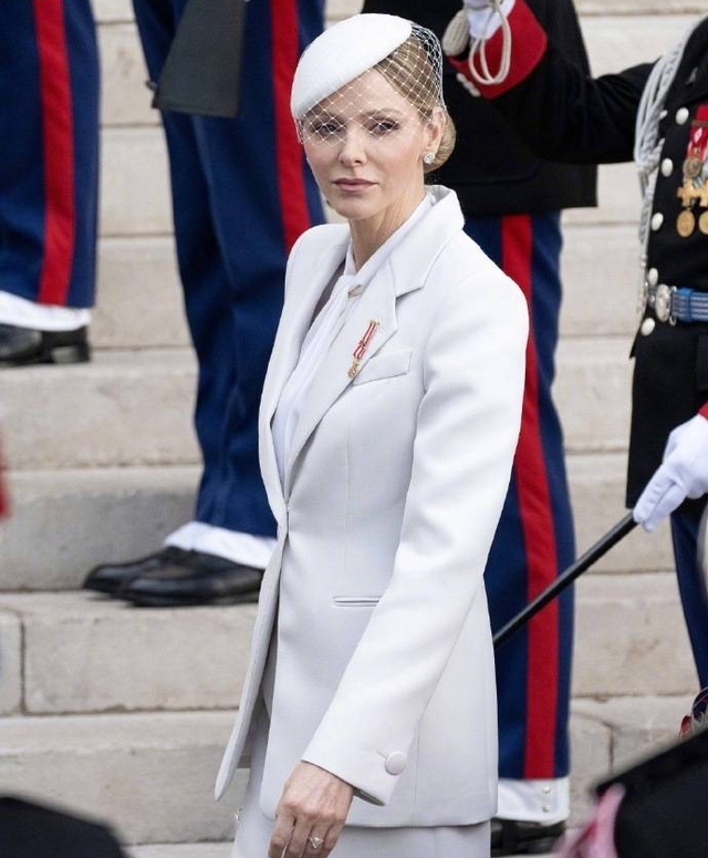 Vương phi Charlene tái xuất: Mặc quần jeans đi sự kiện vẫn sang chảnh ngút ngàn, bí quyết nằm ở đâu?- Ảnh 5. Vương phi Charlene tái xuất: Mặc quần jeans đi sự kiện vẫn sang chảnh ngút ngàn, bí quyết nằm ở đâu?- Ảnh 5.