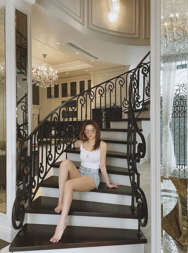 Mỹ nhân Việt ở biệt thự 100 tỷ, được chồng chiều, sống như công chúa đời thực- Ảnh 12. Mỹ nhân Việt ở biệt thự 100 tỷ, được chồng chiều, sống như công chúa đời thực- Ảnh 12.