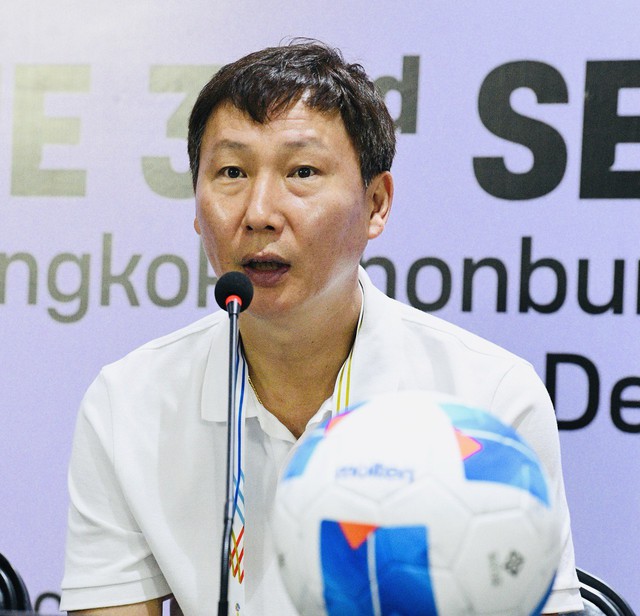 HLV Kim Sang-sik: "Chúng tôi cố gắng bảo vệ danh dự của đội tuyển Việt Nam, mong cùng tuyển nữ vào chung kết SEA Games"- Ảnh 1. HLV Kim Sang-sik: "Chúng tôi cố gắng bảo vệ danh dự của đội tuyển Việt Nam, mong cùng tuyển nữ vào chung kết SEA Games"- Ảnh 1.