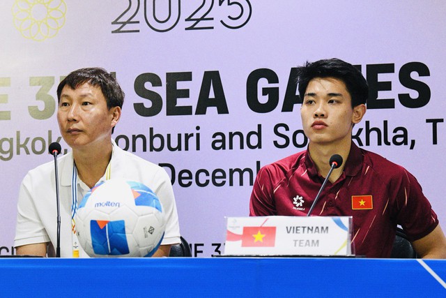 HLV Kim Sang-sik: "Chúng tôi cố gắng bảo vệ danh dự của đội tuyển Việt Nam, mong cùng tuyển nữ vào chung kết SEA Games"- Ảnh 2. HLV Kim Sang-sik: "Chúng tôi cố gắng bảo vệ danh dự của đội tuyển Việt Nam, mong cùng tuyển nữ vào chung kết SEA Games"- Ảnh 2.