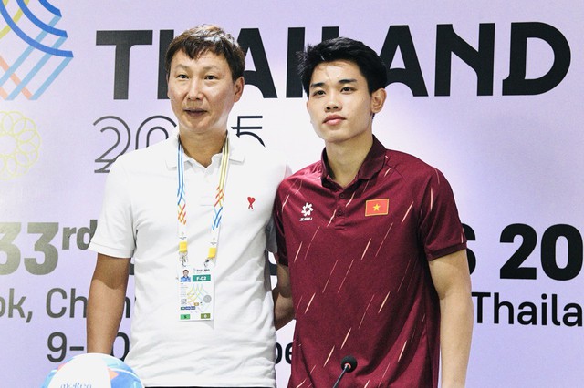 HLV Kim Sang-sik: "Chúng tôi cố gắng bảo vệ danh dự của đội tuyển Việt Nam, mong cùng tuyển nữ vào chung kết SEA Games"- Ảnh 3. HLV Kim Sang-sik: "Chúng tôi cố gắng bảo vệ danh dự của đội tuyển Việt Nam, mong cùng tuyển nữ vào chung kết SEA Games"- Ảnh 3.