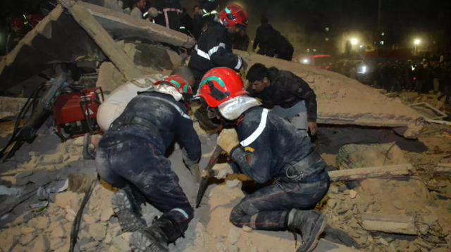 Hai tòa nhà bất ngờ đổ sụp, người dân đào bới đống đổ nát tìm người thân trong tuyệt vọng- Ảnh 2. Hai tòa nhà bất ngờ đổ sụp, người dân đào bới đống đổ nát tìm người thân trong tuyệt vọng- Ảnh 2.