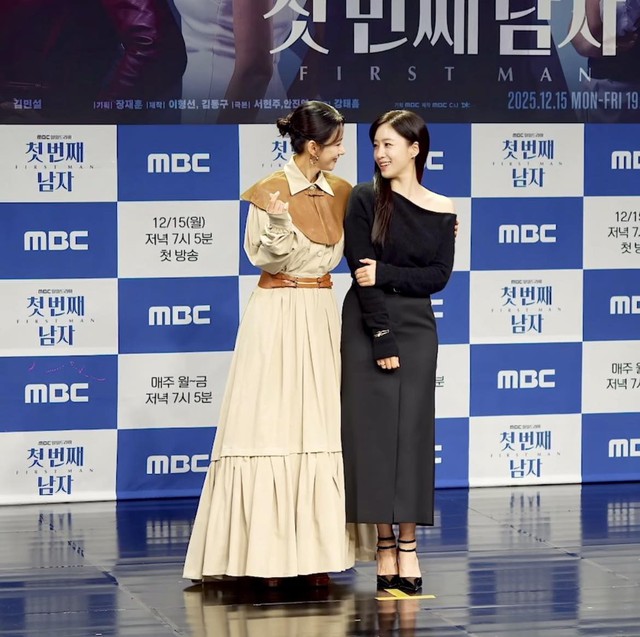 “Rắn độc Hwayoung” và mỹ nhân T-ara cực tình cảm, nhìn nhau đắm đuối ngay trên sân khấu sự kiện- Ảnh 2.