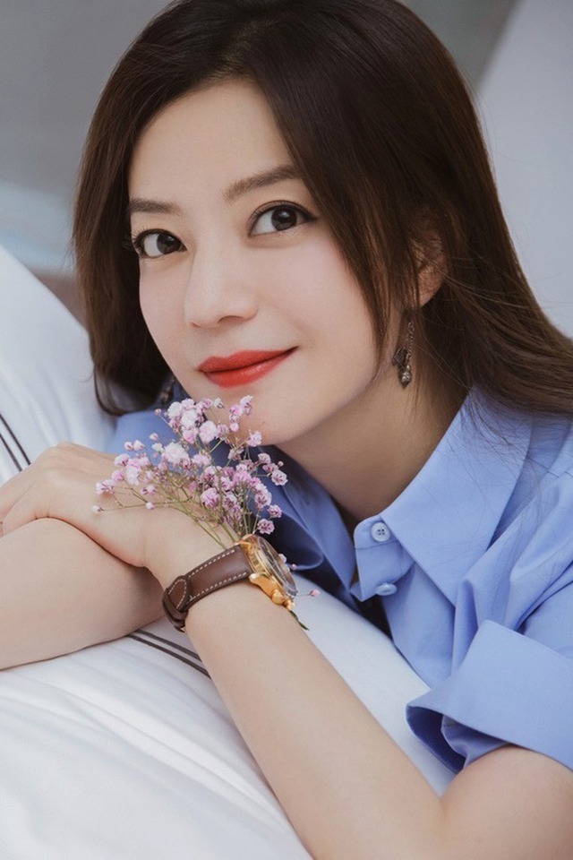 Triệu Vy giờ khổ đến vậy sao: Ăn quán vỉa hè, mặt mũi sưng húp- Ảnh 4. Triệu Vy giờ khổ đến vậy sao: Ăn quán vỉa hè, mặt mũi sưng húp- Ảnh 4.