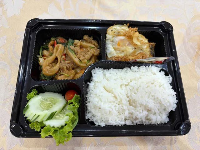 Bữa ăn gây xôn xao cõi mạng do BTC Thái Lan chuẩn bị cho tuyển futsal Việt Nam tại SEA Games 33- Ảnh 1. Bữa ăn gây xôn xao cõi mạng do BTC Thái Lan chuẩn bị cho tuyển futsal Việt Nam tại SEA Games 33- Ảnh 1.